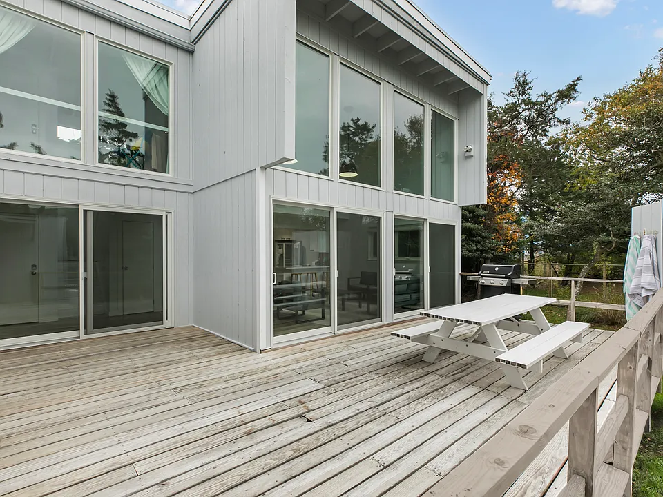 54 Thompson Ave #54