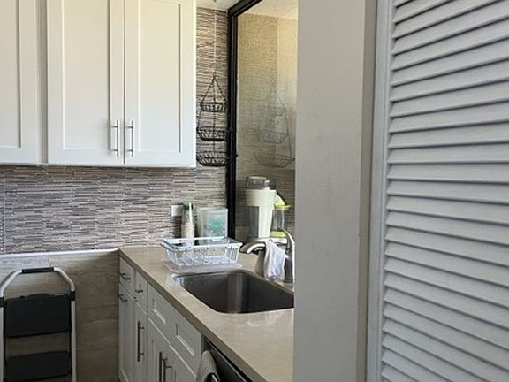 5th image of 965 Prospect St APT 105