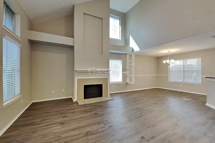 3 bed, 2.5 bath, 1764 sqft, $2,100 — Photo 3