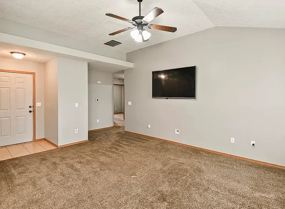 3 bed, 1174 sqft, $1,599 — Photo 4
