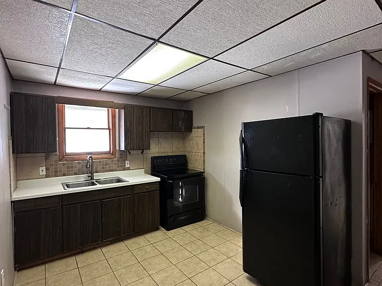 606 W Main St — Photo 3
