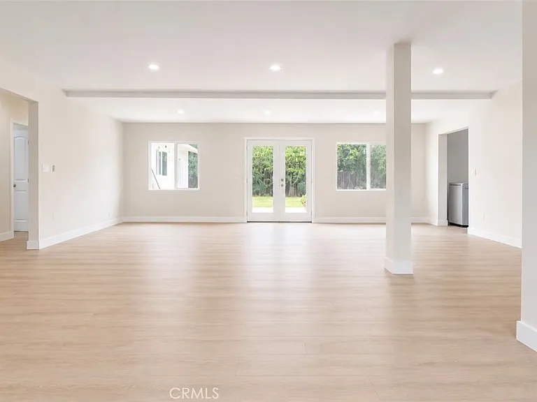8412 Noble Ave — Photo 11