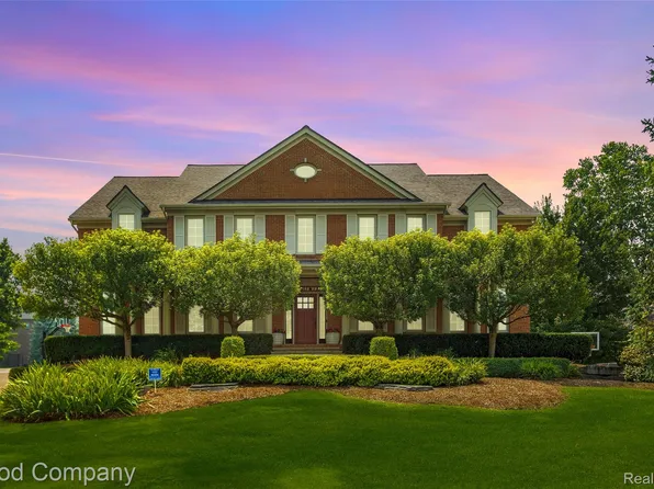 2933 Ambleside Ct, Rochester, MI 48306