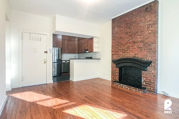 Rented by REZI | media 9