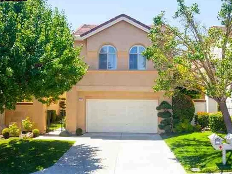 2140 Canyon Lakes Dr — Photo 1