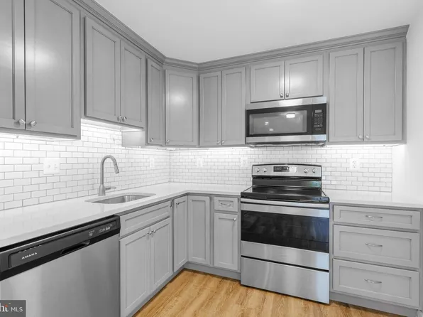 3111 Patrick Henry Dr APT 610, Falls Church, VA 22044