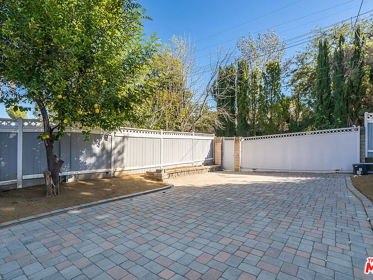 23826 Burbank Blvd — Photo 27