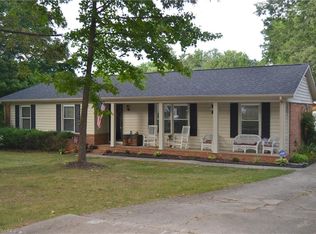 901 Pineburr Rd, Jamestown, NC 27282