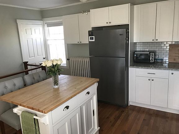 Newly renovated kitchen: Hardwoods, Granite, Stainless Steel