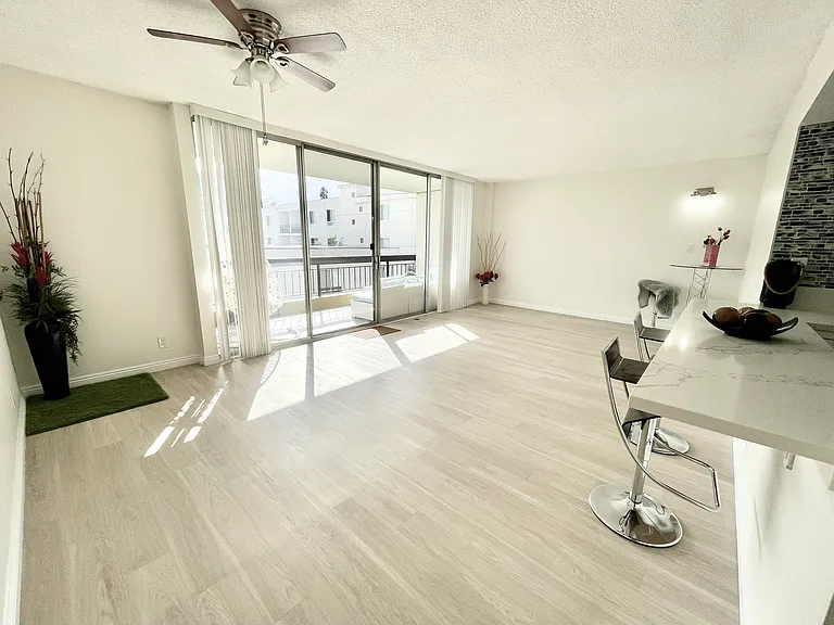 Occidental Towers Apartments — Photo 31