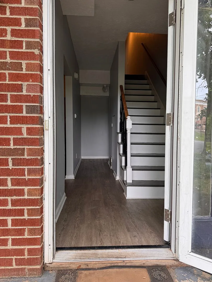 Floyd Street — Photo 3