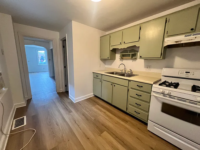 139 E Pomfret St — Photo 4