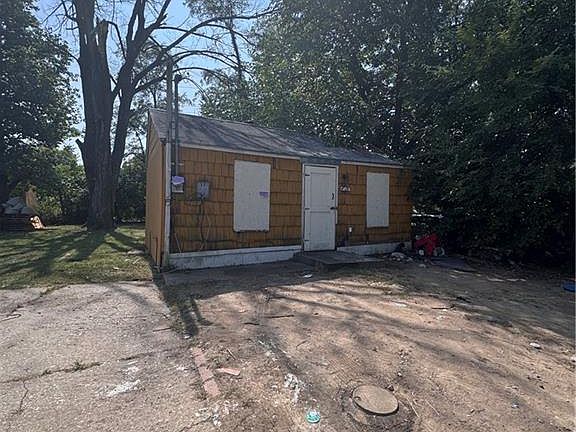 3rd image of 4921 Blue Ln