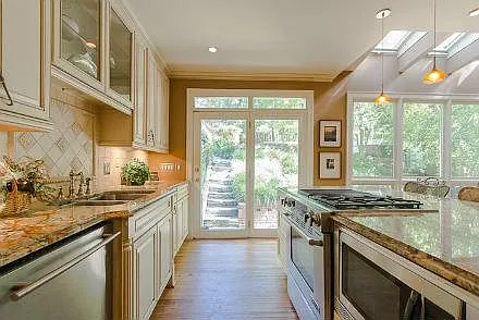 Large Open Kitchen, Stainless Appliances