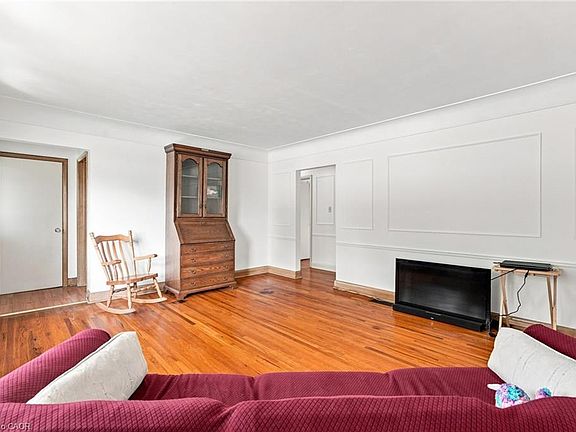 5th image of 241 E 44th St
