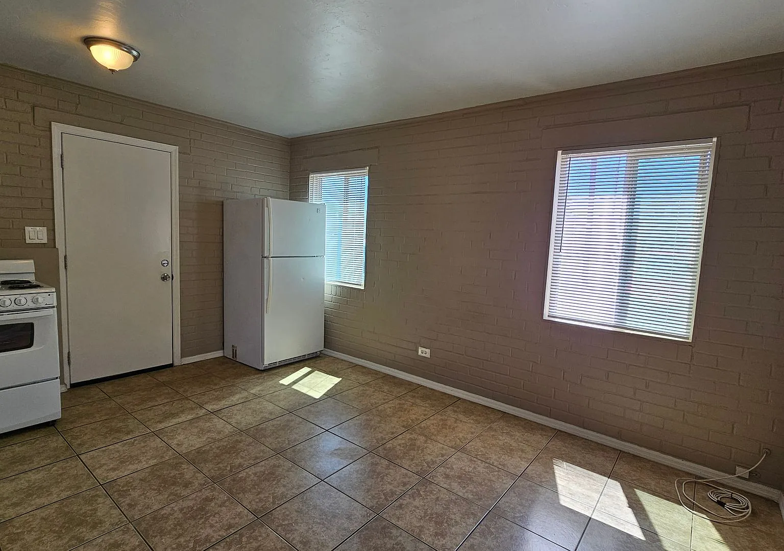 1 bed Townhome with yard, A/C, W&D Hookups — Photo 4