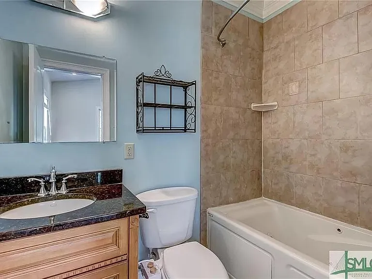 637 E Henry St #B — Photo 16
