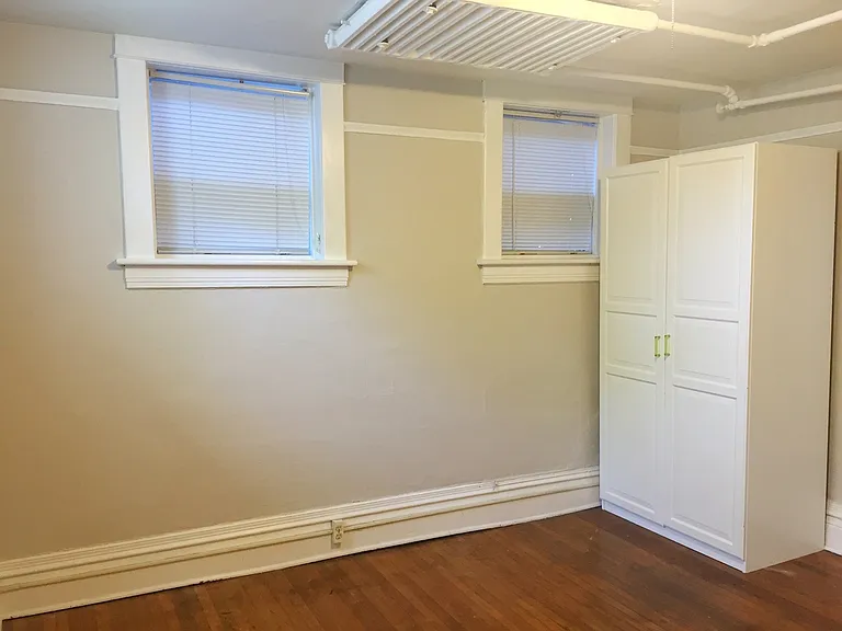 302 Malden Ave E — Photo 12