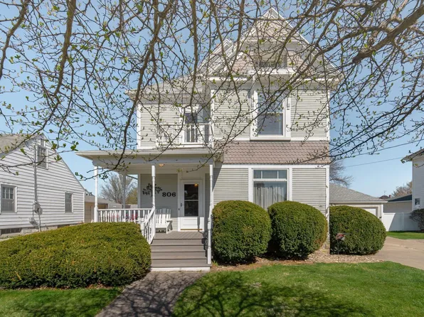 806 7th St, Grundy Center, IA 50638