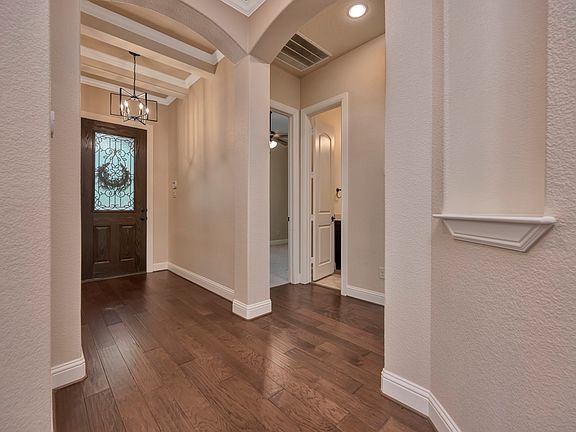 4th image of 448 Chestnut Ln