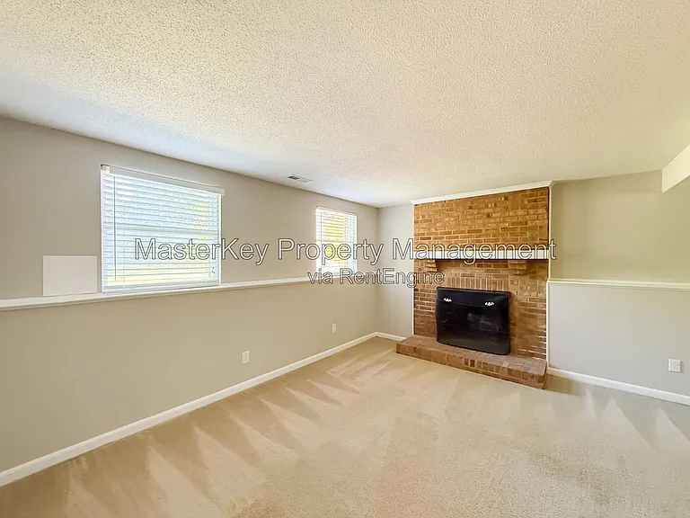 704 E Dynasty Dr — Photo 18