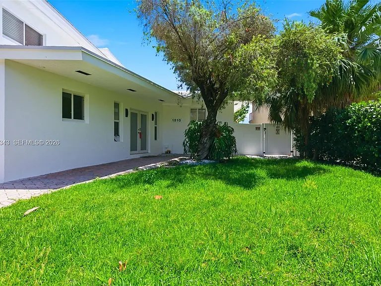 1510 S Treasure Dr — Photo 6