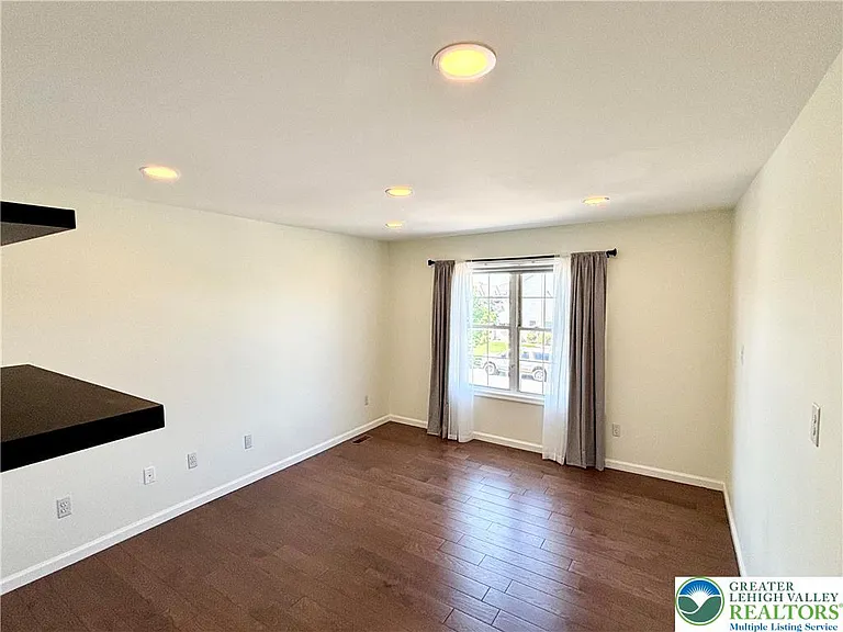1319 Mohr Cir — Photo 19