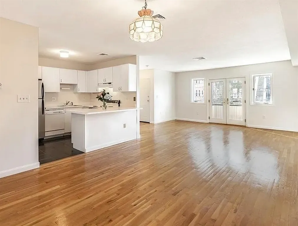 3 bed, 2.0 bath, 1200 sqft, $4,200 — Photo 1