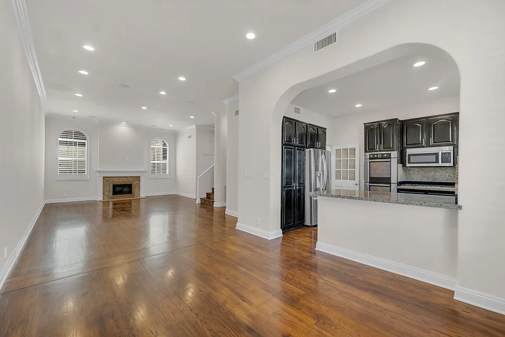 4 bed, 1962 sqft, $5,495 — Photo 2