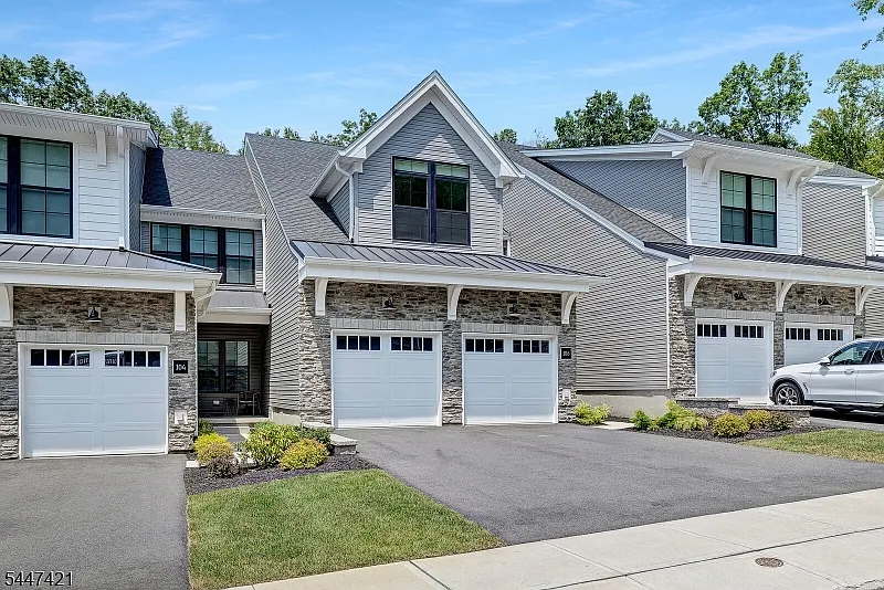 3 bed, 4.0 bath, 3000 sqft, $5,990 — Photo 2
