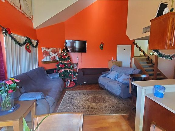 2nd image of 15946 Vanowen St Unit 206