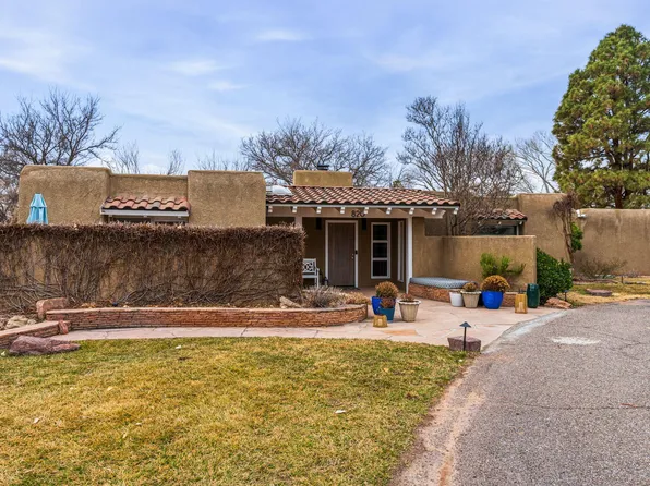 820 Salamanca St NW, Los Ranchos De Albuquerque, NM 87107