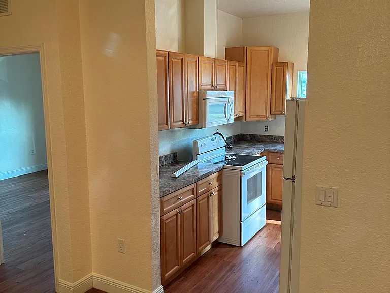 10665 Lake Breeze Dr #10665 — Photo 6