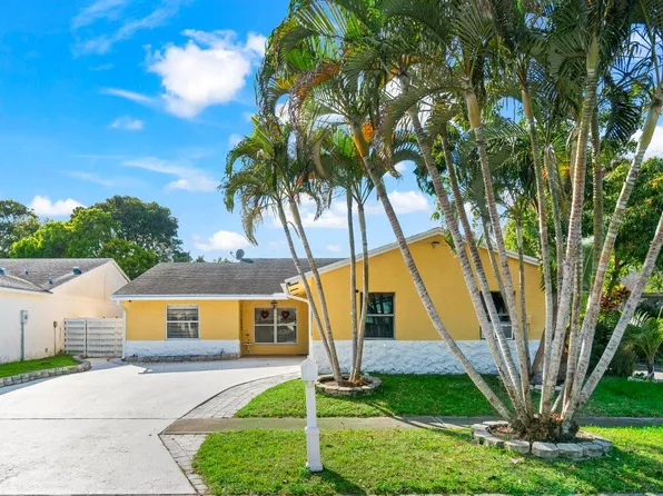 5734 Lincoln Circle E, Greenacres, FL 33463