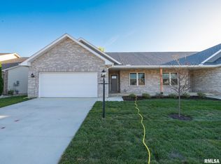 3716 W Eagle Point Dr, Peoria, IL 61615