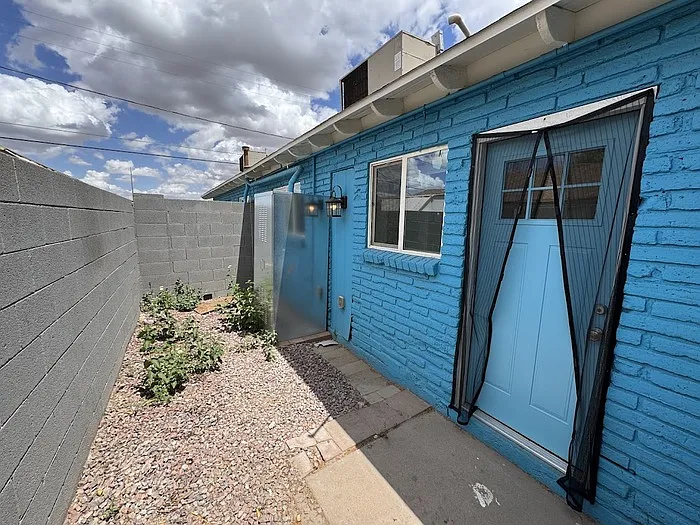 Building Photo - 638 W 5th Ave #C