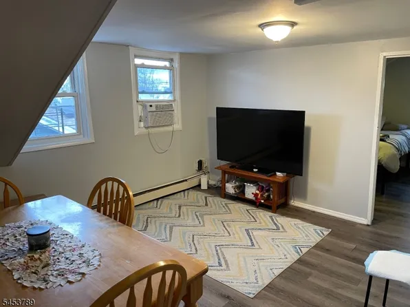 318 E 1st Ave #3, Roselle, NJ 07203