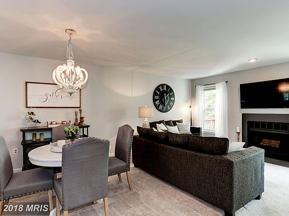 3rd image of 17 Carriage House Cir