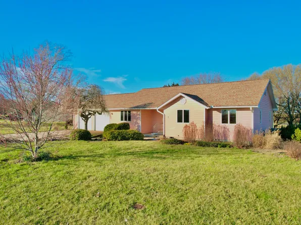 9 Canary Ln, Iola, KS 66749