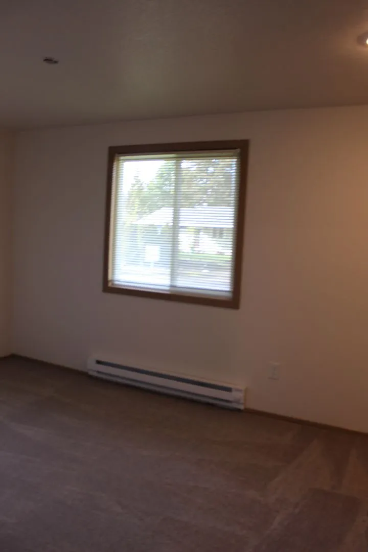3 bedroom 1 bath home in Hillsboro near Max line — Photo 2