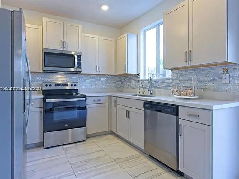 1056 SE 23rd Ave #1056 — Photo 2