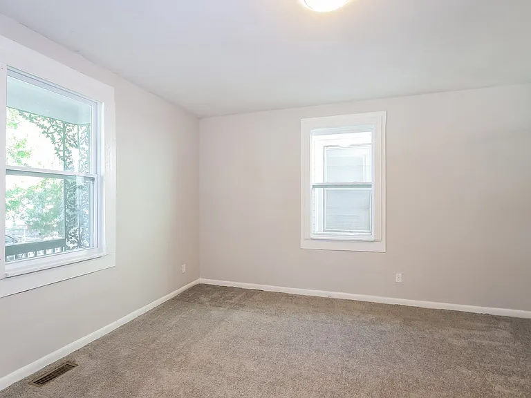 906936_026_bedroom_13190436.jpg