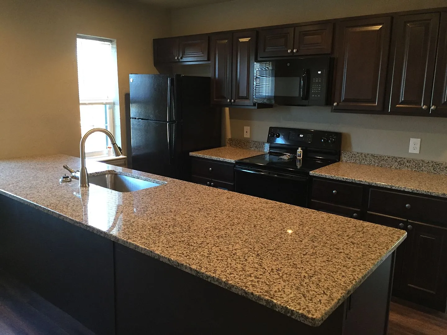 Elm Terrace Apartments — Photo 3