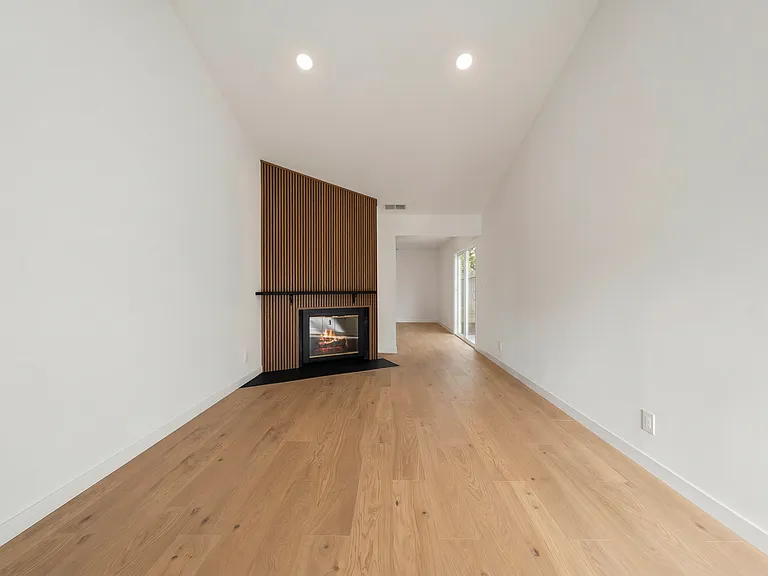 5550 E Knoll Dr — Photo 2