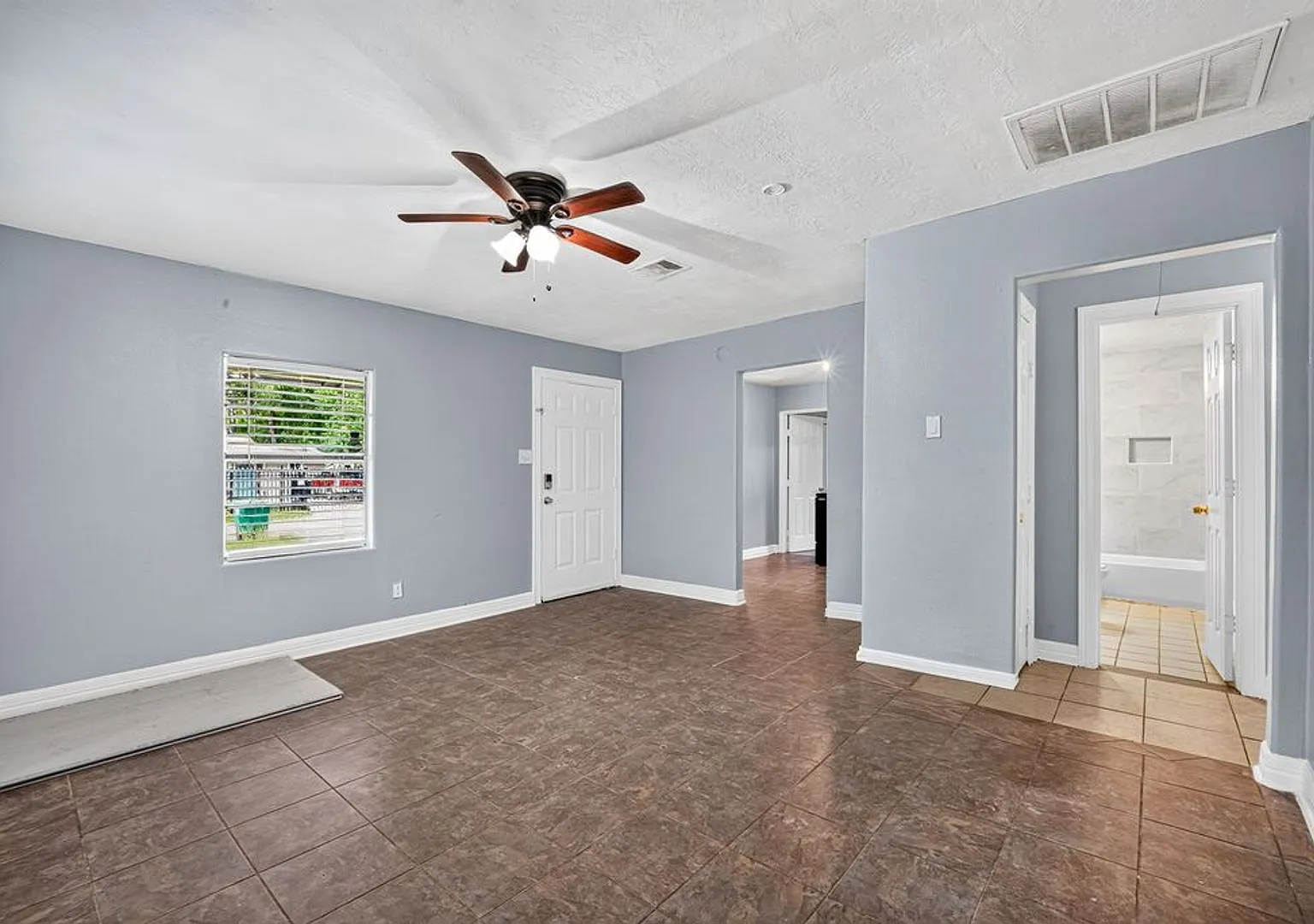 Charming 3-Bedroom Houston Home | Convenient 77033 Location | Housing Vouchers Accepted — Photo 3