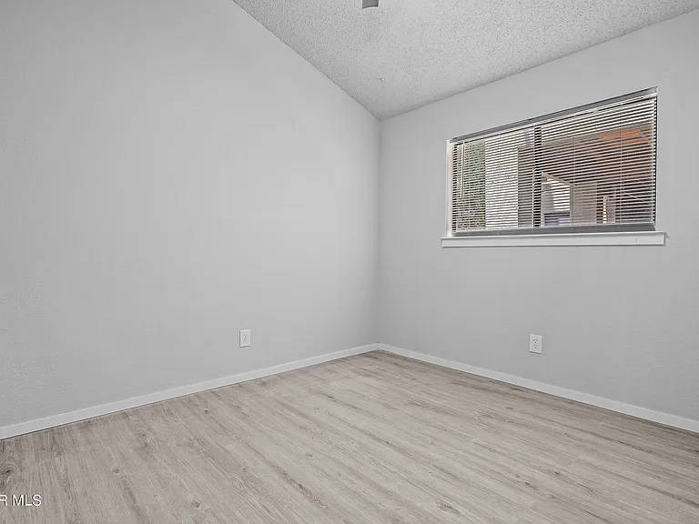 10720 Chert St — Photo 25