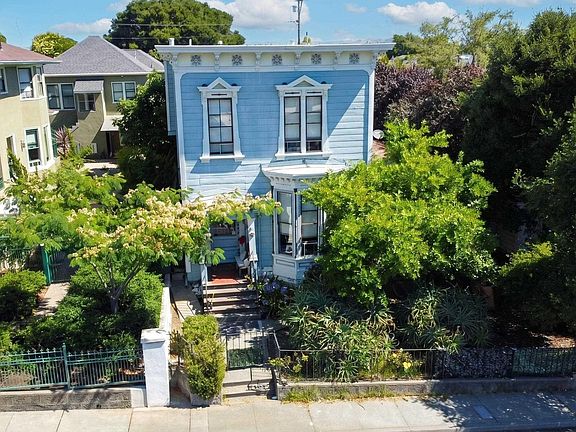 3rd image of 834 Georgia St