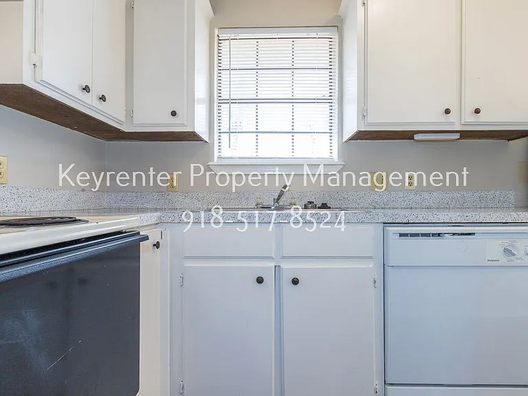 W Lillian St Fourplex — Photo 16