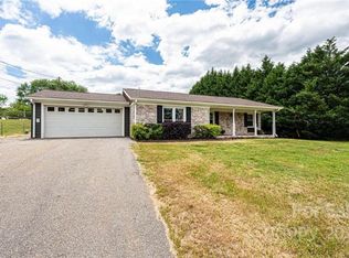 77 Hillcrest Ln, Hickory, NC 28601