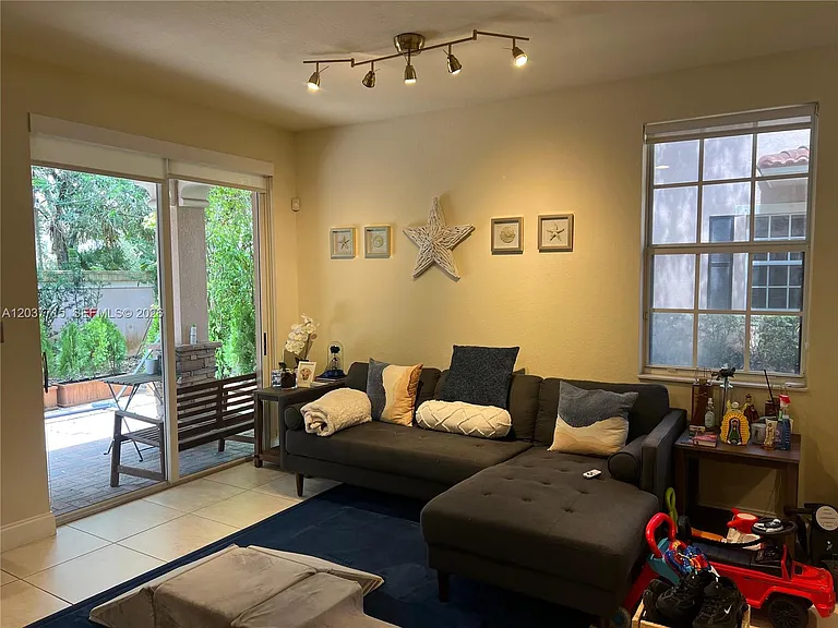 280 Las Brisas Cir #280 — Photo 8